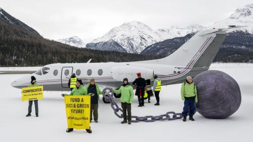 Greenpeace Aktivistinnen und Aktivisten blockieren einen Privatjet auf dem Rollfeld. Foto: Mayk Wendt