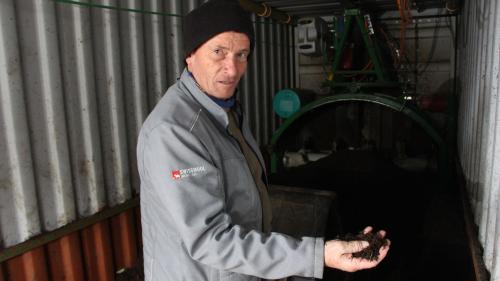 Klimabauer Peter Angelini aus S-chanf mit dem Endprodukt aus seiner Container-Anlage: hochwertigem Kompost aus Stallmist. Foto: Stefanie Wick-Widmer