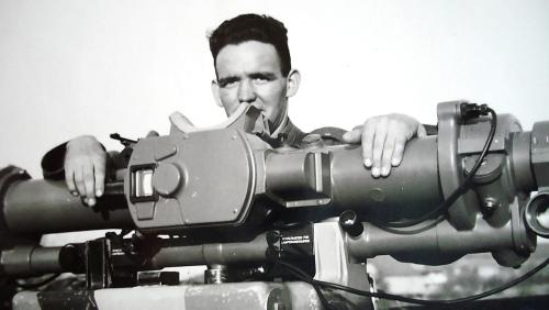 S-chanf, 1942: Franz, der Vater der Autorin, an einem Telemeter. Als Korporal einer Fliegerabwehrtruppe leistete er während des Zweiten Weltkriegs wiederholt Militärdienst im Oberengadin. Foto: z. Vfg.
