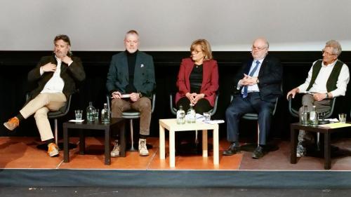 Diskutierten anlässlich der ersten Baderleda von Gammeter Media und EP/PL zur Zukunft des Spitals Oberengadin: (von links) Maurizio Michael, Hugo Keune, Prisca Anand, Stefan Metzger, Peter Hasler Foto: Jon Duschletta