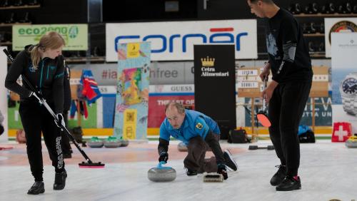«Dürant üna partida da curling suna plainamaing pro mai svess e poss laschar da la vart tuot quai chi m’occupa güsta.» – Markus Solinger in acziun sco skip pro ün turnier i’l Tessin (fotografia: Curling-Club Chiasso/Mauro Frigerio).
