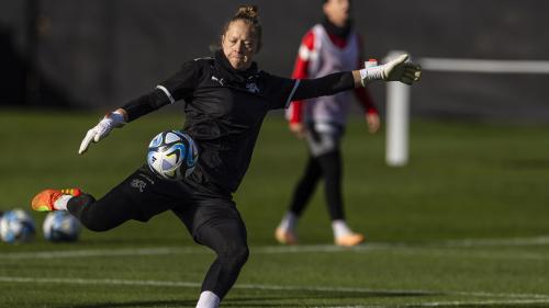 Seraina Friedli es oriundamaing da La Punt Chamues-ch ed es la terza goalie da la squedra naziunela svizra da ballapè (fotografia: Keystone/Gabriel Monnet).