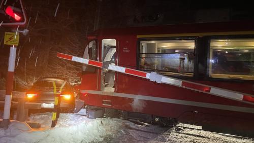 War mit Sommerreifen auf dem Berninapass unterwegs und kollidierte mit einem Zug. Foto: Kantonspolizei Graubünden