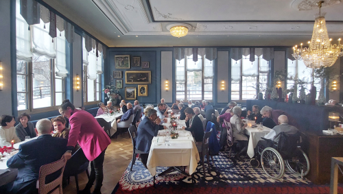 Rund 138 Seniorinnen und Senioren trafen sich zur besinnlichen Weihnachtsfeier im Hotel Walther. Foto: Alfred Lochau