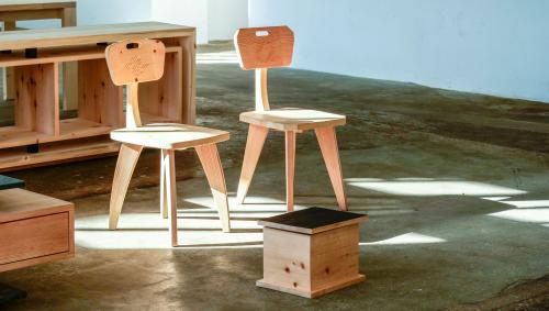 Blick in die noch bis Samstag geöffnete Ausstellung im Punto Rosso beim Bahnhof Poschiavo wo unter anderem Prototypen von Designmöbeln zu sehen sind. Foto: Jon Duschletta