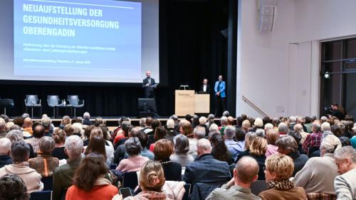 Rund 200 Personen wollten erfahren, wie es mit dem Spital Oberengadin weitergeht. Foto: Reto Stifel