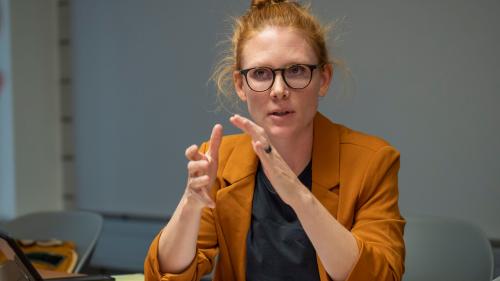 Selina Nicolay möchte sich als Gemeindepräsidentin von Bever unter anderem für bezahlbaren Wohnraum einsetzen. Foto: Daniel Zaugg