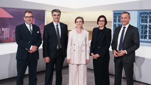 Bilden ab dem kommenden Jahr die neue Bündner Regierung: Peter Peyer (SP), Marcus Caduff (Mitte), Carmelia Maissen (Mitte), Valérie Favre Accola (SVP) und Martin Bühler (FDP), von links. Foto: RTR