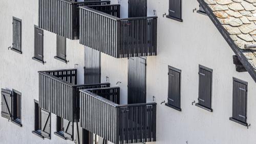 Dieses Bild soll der Vergangenheit angehören: Geschlossene Fensterläden über eine lange Zeit im Jahr, während Einheimische verzweifelt nach Wohnungen suchen. Foto: Daniel Zaugg