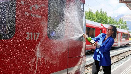 Die Pontresiner Gemeindepräsidentin Nora Saratz Cazin bei der Eröffnung des Bahnhofs Pontresina. Foto: SwissImage