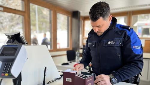 Die Überprüfung von Ausweisen zählt weiterhin zu den Hauptaufgaben des Fachspezialisten für Zoll und Grenzsicherheit.  Foto: Andrea Gutgsell