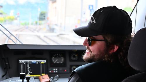 Der Austausch mit Kolleginnen und Kollegen ist für Corsin Lieberherr gelebter Alltag. Foto: Anna Hartmann