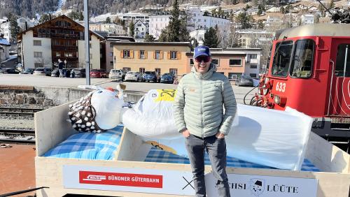 In der Marathonwoche durfte Menduri Kasper einen besonderen Gast begrüssen. Der Zürcher Böögg begleitete den Engadiner. Foto: Andrea Gutgsell
