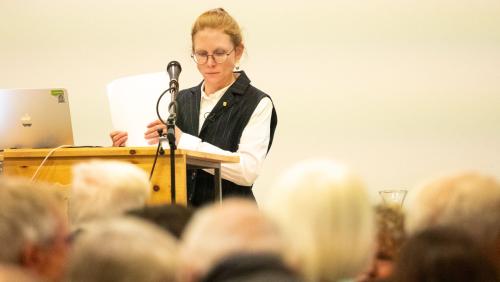 Will jetzt erst recht weiterkämpfen: Selina Nicolay, die Präsidentin der Stiftung Gesundheitsversorgung Oberengadin. Hier während der Gemeindeversammlung in Bever mit einem Blick auf die Resultate aus anderen Gemeinden. Foto: Jon Duschletta