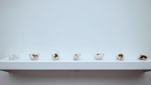 «Der schön gedeckte Tisch – Ein keramischer Kommentar zur Transformation des häuslichen Körpers» von Madlaina Fontana in der Jahresausstellung «à table!» im Bündner Kunstmuseum. Foto: Jon Duschletta