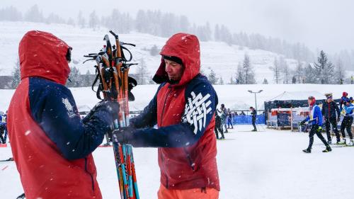 Armon Taisch und ein Helfer kontrollieren diese, binden sie zu Paketbünden zusammen und bereiten sie für das nächste Jahr vor. Foto: Jon Duschletta
