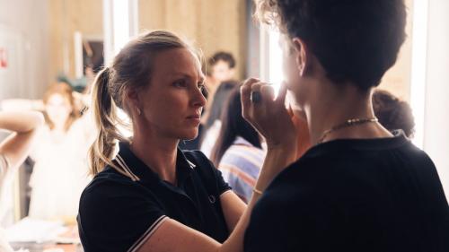 Briony Langmead es creschida sü a Wales ed abita daspö il 2019 a S-chanf (fotografia: Benjamin Hofer)