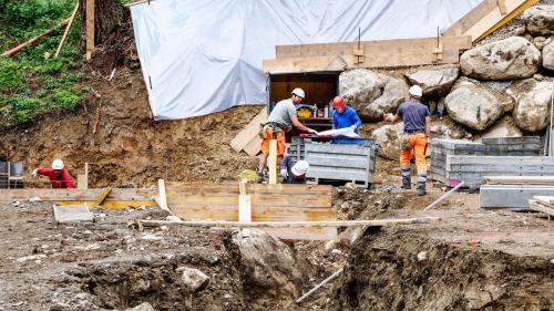 Aktuell sind Fundaments- und Hangsicherungsarbeiten im Gang. Foto: Jon Duschletta