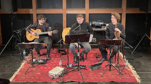 Das Trio Lancaster auf der Bühne des Zuoz Globe (von links): Francesco, Federico und Simone.     Foto: Valentina Baumann