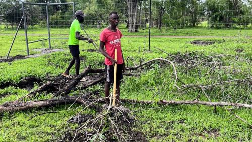 Secondhand aus Europa: St. Moritz-T-Shirts sieht man in Mandia  öfters. Foto: Jan Schlatter