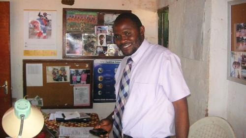 Dennis Ulayayi als Receptionist in der Sandy Beach Safari Lodge. Foto: z. Vfg/Dennis Ulayayi