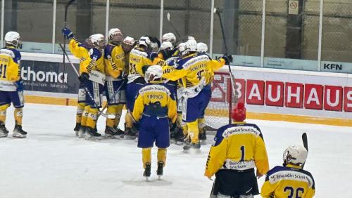 Engiadina gewinnt gegen den Glarner EC mit 5:4 und qualifiziert sich für die Play-offs (Foto: Nicolo Bass). 