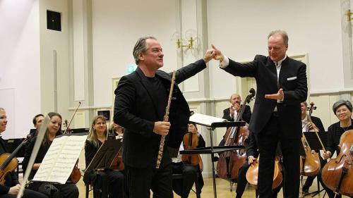 Die Sinfonia Engiadina, Flötist Emmanuel Pahud und Christoph-Mathias Mueller begeistern das Publikum in Zuoz. Foto: Stefanie Wick Widmer