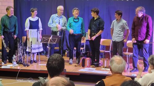 Die Bündner Musikformation «Vereina-Express» mit Simon Koller (Dritter von rechts). Er ist auch Mitglied der Formation «Rümli Gäng».. Foto: Alex Brembilla