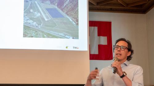 Roberto Borsotti von der Projektentwicklungsfirma TCM Consulting AG bei den Ausführungen zum Solarkraftwerk Samedan. Foto: Jon Duschletta