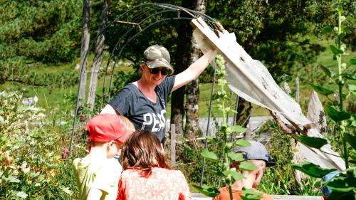 Julia Treiber mit den wissbegierigen Gartenkindern am Frühbeet am Ospiz Chapella. Foto: Jon Duschletta