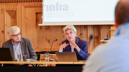 Von links: Silvio Catrina und der Präsident der Verwaltungskommission der Infra, Mario Cavigelli. Foto: Jon Duschletta