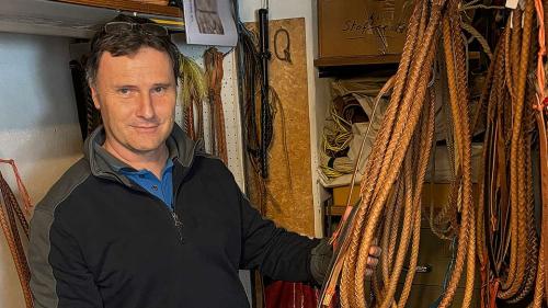 Il Zuozingher Ludwig Magni prodüa daspö 20 ans geischlas ed intaunt haun var 500 da quellas banduno sia ufficina (fotografia: Martin Camichel).