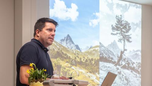 Uni-Professor Markus Stoffel zeigte regionale Klimaaspekte auf, beispielsweise anhand von Unterwasserbäumen in den Oberengadiner Seen oder an fast gänzlich verschwundenen «Zeitzeugen» in Nationalpark (im Bild). Foto: Jon Duschletta