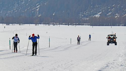 Il scua-maraton in acziun: Chi chi vain surpasso dal veicul, quel u quella ho da der sü la cuorsa. fotografia: Martin Camichel
