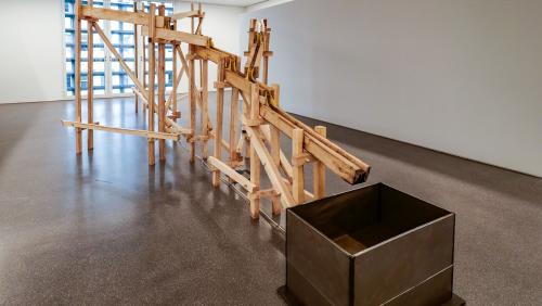 «Commons of Tragedy», die mit dem Kunstpreis 2025 des Bündner Kunstvereins ausgezeichnete Installation von Fadri Cadonau. Foto: Jon Duschletta