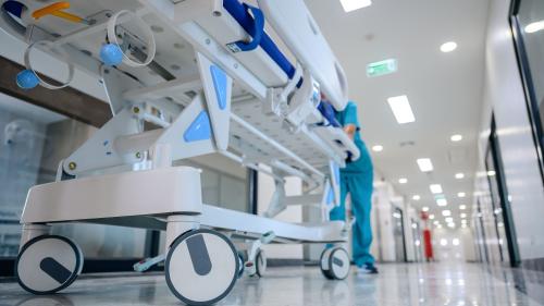 Das Gesundheitswesen bringt viele ­Spitäler an den Anschlag. Auch beim Spital Oberengadin wird nach Lösungen gesucht, um dieses in eine sichere ­Zukunft zu führen. Symbolfoto: shutterstock.com/Bell Ka Pang