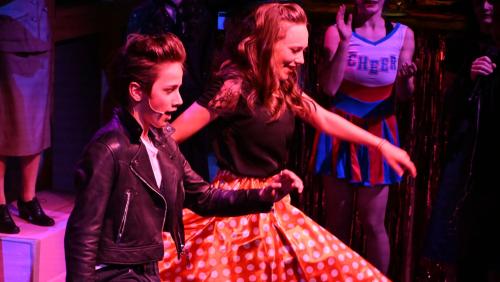 Die Schülerinnen und Schüler des Lyceum Zuoz bringen das Musical «Grease» mit viel Energie auf die Bühne.	
Foto: Anna Hartmann