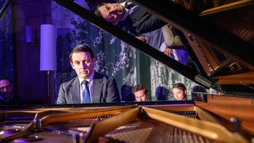 Der britische Pianist Simon Mulligan konzertierte in der altehrwürdigen Lobby des Hotels Walther in Pont­resina. Er präsentierte dabei eine Art  «amerikanischen Abend» mit seinen liebsten Jazz-Songs – und mit mehr. Foto: fotoswiss.com/Giancarlo Cattaneo