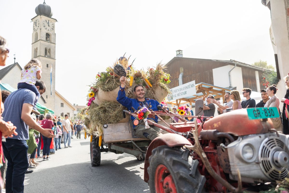 Der Umzug ist jeweils der Höhepunkt der Festa da la racolta. Foto:Dominik Täuber