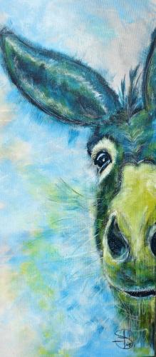 «WäärbischDuu» – gwundrig schaut der Esel um die Ecke und begrüsst die Ankömmlinge. Foto: Coni Schuster