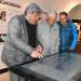 Armon Parolini (a schnestra) ha preschantà la nouva maisa electronica  interactiva dal Museum d’Engiadina Bassa (fotografia: Nicolo Bass).